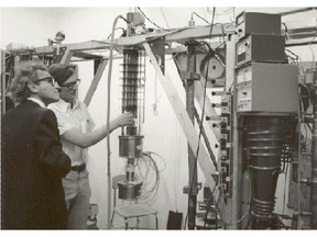 Dr. Joseph Weber of the University of Maryland and U of R postdoctoral fellow Don Strayer (rear) examine gravity wave apparatus during Weber’s 1975 visit to the University of Regina.