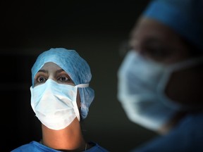 Surgeons perform keyhole surgery to remove a gallbladder.