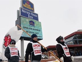 REGINA SK: DECEMBER 28, 2015 -- Pickets in front of Best Western Seven Oaks, 777 Albert Street in Regina on Dec 28, 2015.  Best Western Seven Oaks. Union says contract talks broke down over wage issues, while hotel management says the divisive issue was over the union's access to the hotel. (DON HEALY/Regina Leader-Post)