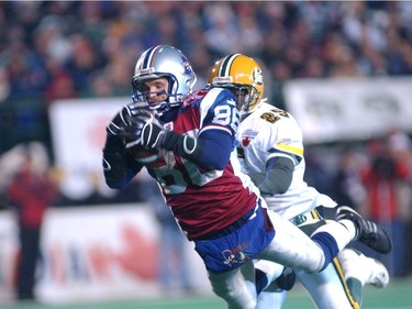 Montreal Alouettes receiver Ben Cahoon makes a diving catch in the 2003 Grey Cup game.

(catches long pass from Athony CAVILLO landing on the 4 yard line.)