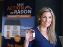 Jill Hubick, pendidik pernapasan bersertifikat dari Lung Association of Saskatchewan, memegang alat tes radon yang dijual oleh Lung Association.  Setiap tahun, 3.200 orang Kanada meninggal karena kanker paru-paru akibat radon. 