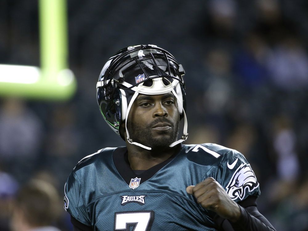 Philadelphia Eagles quarterback Michael Vick (7) warms up prior to