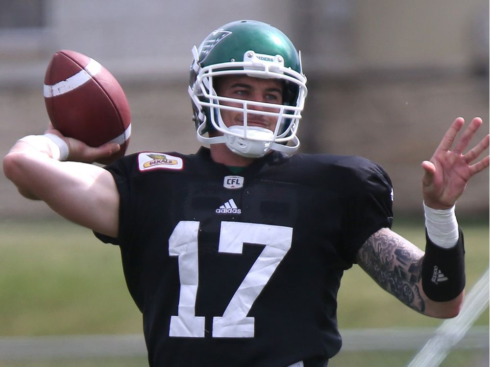 Oregon Ducks quarterbacks Bryan Bennett and Marcus Mariota prepare