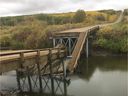 Le Dyck Memorial Bridge vu dimanche du côté est de la rivière Swan.