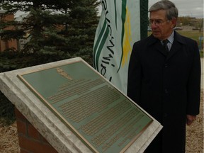 Gord Staseson is shown with a plaque that was unveiled in his honour on Gordon Staseson Boulevard in Regina on Oct. 4, 2005. Staseson, a Member of the Order of Canada, died Saturday at age 93.