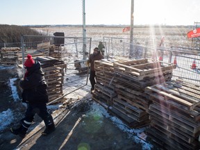 REGINA, SASK : February 12, 2020  -- Unifor pickets take down fencing that made up part of their barricade at Gate 7 to the Co-op Refinery Complex on Fleet Street in Regina, Saskatchewan on Feb. 12, 2020. BRANDON HARDER/ Regina Leader-Post