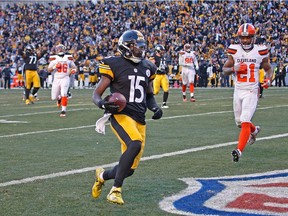 Demarcus Ayers of the Pittsburgh Steelers scores a touchdown on an 11-yard reception against the Cleveland Browns on Jan. 1, 2017. Ayers has signed with the Saskatchewan Roughriders.