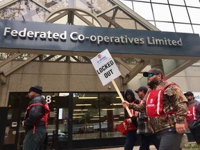 Hundreds of Unifor members demonstrated in Saskatoon on June 4, 2020 to call on Federated Co-op Limited to end the six-month lockout affecting refinery workers. (Michelle Berg / Saskatoon StarPhoenix)