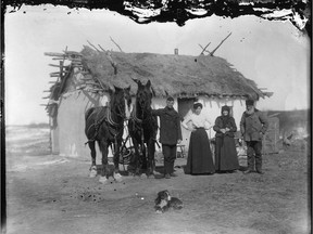 Romanian Jewish settlers Samuel and Hanna Schwartz (right) with daughter Simma and her husband outside their whitewashed, thatched house, circa 1903 in the area of the Lipton colony north of Fort Qu'Appelle. Provincial Archives of Saskatchewan R-B1781