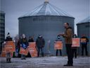 Der NDP-Vorsitzende von Saskatchewan, Ryan Meili, rechts, spricht am 24. Oktober 2020 auf einem Bauernhof nördlich von Southey, Saskatchewan, während einer Kundgebung zur Unterstützung der Partei und der lokalen Kandidatin Thera Nordal mit Unterstützern. Der Wahlkreis gehörte zu den ländlichen Zielsitzen für die Partei bei der verlorenen Wahl.