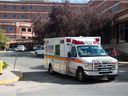 Ambulans meninggalkan Rumah Sakit Umum Regina di Regina, Saskatchewan pada 14 September 2021.