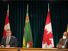 Premier Scott Moe, neben Saskatchewans Chief Medical Health Officer Dr. Saqib Shahab, stellt am Mittwoch, den 12. Januar 2022 in Regina im Radio Room des Legislative Building ein COVID-19-Update bereit.