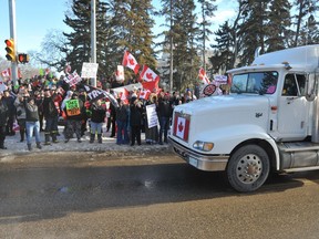 Menschen versammeln sich am Samstag im Saskatchewan Legislative Building in Regina zur Unterstützung von Truckern, die gegen Impfmandate sind.  29. Januar 2022.