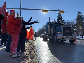 Menschen versammeln sich am Samstag im Saskatchewan Legislative Building in Regina zur Unterstützung von Truckern, die gegen Impfmandate sind.  29. Januar 2022.