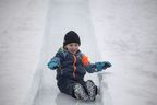 Porter Barns scivola lungo lo scivolo di ghiaccio durante il festival FROST Regina al Confederation Park di Regina domenica 6 febbraio.