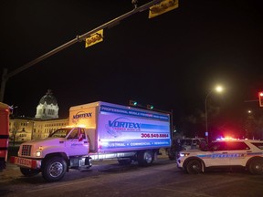 La police de Regina bloque la rue Albert et la 20e avenue pour retirer les véhicules stationnés pour protester contre les mandats de vaccination tard dans la soirée du dimanche 6 février 2022 à Regina.