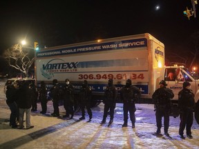 La police de Regina bloque la rue Albert et la 20e avenue pour retirer les véhicules garés pour protester contre les mandats de vaccination tard dans la soirée du 6 février 2022.