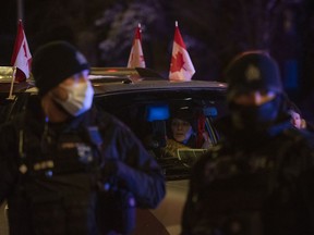 L'organisatrice Tamara Lavoie diffuse en direct depuis sa voiture garée au coin de la rue Albert et de la 20e avenue alors que la police a commencé à retirer les véhicules garés pour protester contre les mandats de vaccination le dimanche 6 février 2022 à Regina.