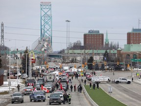 Eine allgemeine Ansicht zeigt Trucker und ihre Unterstützer, die aus Protest gegen COVID-19-Mandate den Zugang zur Ambassador Bridge blockieren, die Detroit und Windsor verbindet.  FOTO VON CARLOS OSORIO /REUTERS