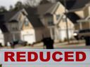 Peter Routledge, kepala Kantor Pengawas Lembaga Keuangan, mengatakan bahwa pasar perumahan yang mengalami kenaikan harga yang cepat dapat mengalami penurunan sebanyak 20 persen.