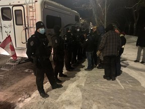 La police à l'extérieur d'une caravane à sellette garée le long de la rue Albert dans le cadre d'une manifestation contre le mandat anti-vaccin.