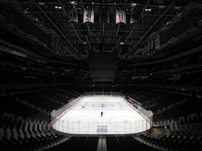 Capital One Center di Washington, DC ditampilkan pada 12 Maret 2020 — hari yang sama NHL menangguhkan musim 2019-20 karena COVID-19.