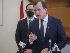 Le porte-parole en matière de finances Trent Wotherspoon et le chef du NPD Ryan Meili prennent la parole lors d'une conférence de presse sur le budget provincial de la Saskatchewan de 2022.