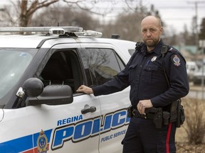 Regina Polizeidienst Cpl.  Jason Wilkinson steht am 31. März 2022 in Regina neben einem Polizeifahrzeug, das mit einem automatischen Kennzeichenleser ausgestattet ist. FOTO VON TROY FLEECE /Regina Leader-Post