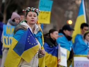 Demonstrators rally against Russia's invasion and war in Ukraine, in Lafayette Park near the White House in Washington, U.S., March 1, 2022.  REUTERS/Joshua Roberts