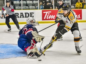 Le gardien de but du Collège français de Longueuil Simon Bérubé effectue un arrêt sur Eric Pearce des Bruins d'Estevan lors de la Coupe du centenaire vendredi soir.