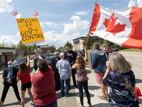 Les manifestants envahissent le véhicule du premier ministre Justin Trudeau alors qu'il quitte le village des personnes âgées de St. Ann's lors de sa visite à Saskatoon.