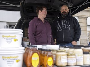 Sasha Howland, à gauche, et Danny Wasylenchuk, à droite, de Howland's Honey sont heureux d'être de retour, car l'entreprise de troisième génération est un habitué de longue date du marché.