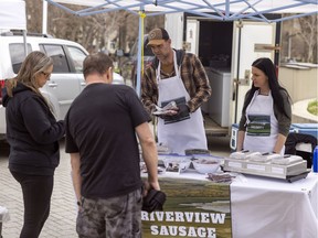 Curtis et Dawn Hicks de Riverview Sausage distribuaient des échantillons à une foule intéressée, leur première fois au Regina Farmers' Market.