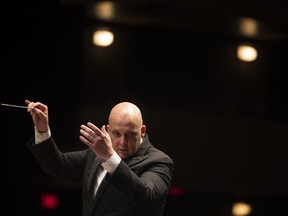 Le chef d'orchestre Gordon Gerrard guide l'Orchestre symphonique de Regina lors d'une répétition générale pour leur interprétation de la Symphonie no 9 de Beethoven au Conexus Arts Centre le 14 mai 2022 à Regina.