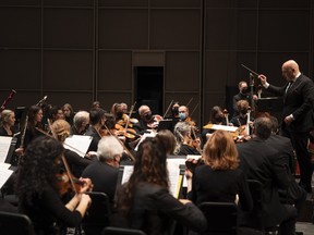 Le chef d'orchestre Gordon Gerrard guide l'Orchestre symphonique de Regina lors d'une répétition générale pour leur interprétation de la Symphonie no 9 de Beethoven au Conexus Arts Centre le 14 mai 2022 à Regina.