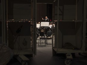 Le chef d'orchestre Gordon Gerrard guide l'Orchestre symphonique de Regina lors d'une répétition générale pour leur interprétation de la Symphonie no 9 de Beethoven au Conexus Arts Centre le 14 mai 2022 à Regina.