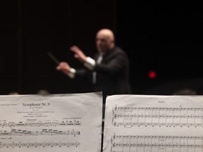 Le chef d'orchestre Gordon Gerrard guide l'Orchestre symphonique de Regina lors d'une répétition générale pour leur interprétation de la Symphonie no 9 de Beethoven au Conexus Arts Centre le 14 mai 2022 à Regina.