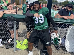 L'ailier défensif des Roughriders de la Saskatchewan, Charleston Hughe, s'est amusé à interagir avec les partisans après le match vert et blanc de samedi au terrain de football mineur de Saskatoon. MURRAY McCORMICK/Leader-Post