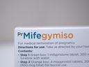 Sekotak Mifegymiso berada di konter di Tower Pharmacy pada hari Jumat, 17 Juni 2022 di Regina.  Mifegymiso, atau pil aborsi, adalah obat oral dua bagian yang mencakup mifepristone dan misoprostol, yang digunakan untuk mengakhiri kehamilan dalam waktu sembilan minggu setelah pembuahan.