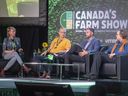 (kedua dari kiri ke kanan) Ken Jackson, CEO VeriGrain, Bryan Prystupa, pemilik produk senior, FCC AgExpert dan Jesse Hirsh, ahli strategi masa depan dan digital berbicara selama diskusi panel di Canada's Farm Show.