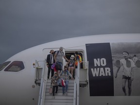 Environ 230 réfugiés ukrainiens arrivent d'un vol humanitaire de Varsovie, en Pologne, à l'aéroport international de Regina lundi.