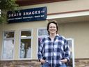 Donna-Rae Crooks, propriétaire de Brain Snacks, qui ferme fin juillet, se tient devant son magasin le lundi 25 juillet 2022 à Regina.