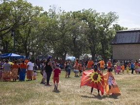 Les participants participent à une danse ronde pendant le Buffalo Day Festival et les célébrations de pow-wow au Buffalo Meadows Park le vendredi 1er juillet 2022 à Regina.