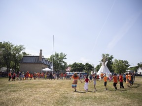 Les participants participent à une danse ronde pendant le Buffalo Day Festival et les célébrations de pow-wow au Buffalo Meadows Park le vendredi 1er juillet 2022 à Regina.