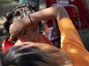 Aubree Blind se fait peindre le visage lors du Buffalo Day Festival et des célébrations de pow-wow au Buffalo Meadows Park le vendredi 1er juillet 2022 à Regina.