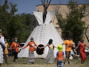 Les participants participent à une danse ronde pendant le Buffalo Day Festival et les célébrations de pow-wow au Buffalo Meadows Park le vendredi 1er juillet 2022 à Regina.