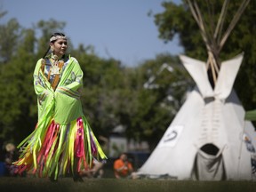 Phoenix Desjarlais interprète une danse féminine lors du festival Buffalo Day et des célébrations de pow-wow au parc Buffalo Meadows le vendredi 1er juillet 2022 à Regina.