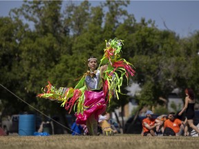 Phoenix Desjarlais interprète une danse de fantaisie féminine lors du Buffalo Day Festival et des célébrations de pow-wow au Buffalo Meadows Park le vendredi 1er juillet 2022 à Regina.