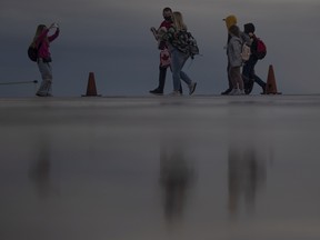 Environ 230 réfugiés ukrainiens arrivent d'un vol humanitaire de Varsovie, en Pologne, à l'aéroport international de Regina lundi.