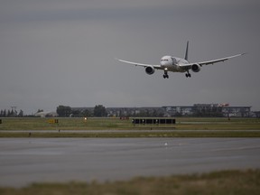 Un avion transportant environ 230 réfugiés ukrainiens d'un vol humanitaire en provenance de Varsovie, en Pologne, se prépare à atterrir à Regina.